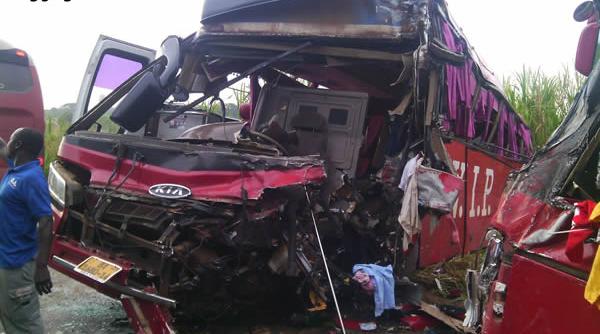 doua autocare s au ciocnit frontal cel putin 60 de persoane si au pierdut viata