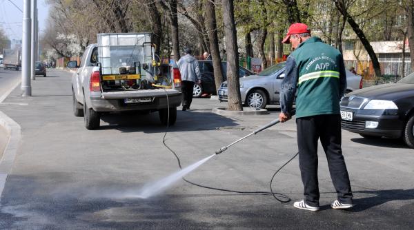 a inceput curatenia de primavara trotuarele spalate la furtun