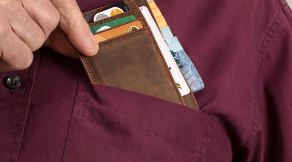 tranzactiile cu numerar  interzise  initiativa criticata dur de banci