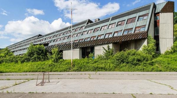 scoala de cadre a lui tito a fost scoasa la vanzare