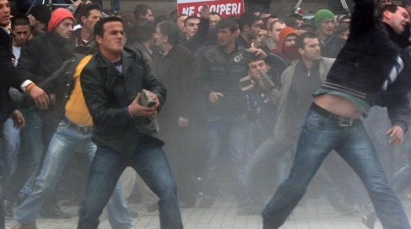 guvernul din tirana este sub asediu