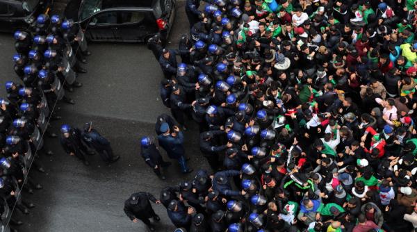 proteste masive in algeria aproximativ un milion de persoane au iesit in strada pentru a cere demisia presedintelui tarii