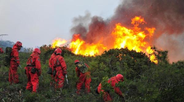 pompieri morti intr un incendiu de vegetatie dupa ce vantul si a schimbat brusc directia
