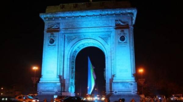arcul de triumf iluminat in albastru de ziua internationala de constientizare a autismului