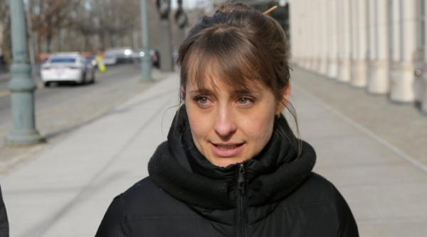 o actrita risca 40 de ani de inchisoare ea a pledat vinovata pentru santaj in favoarea unei secte