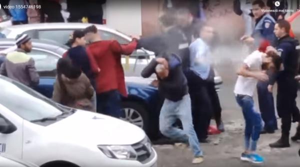 politistii au folosit gaze lacrimogene pentru a opri mai multi romi care ii atacau cu pietre