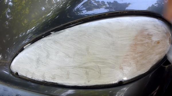 ce se intampla daca pui pasta de dinti pe farurile masinii