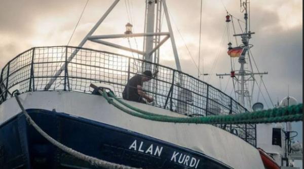 o nava cu migranti cere ajutor dupa ce nu este lasata sa acosteze nicaieri