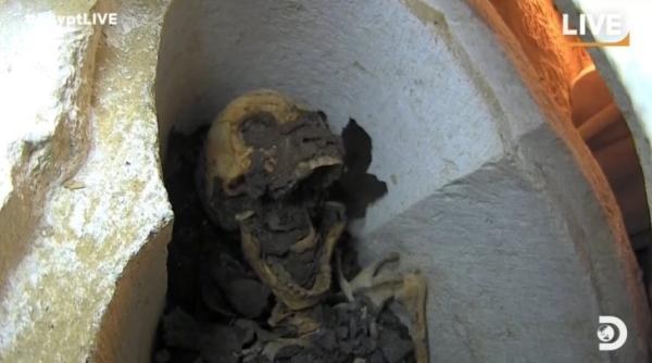 sarcofagul unei mumii din egiptul antic deschis in direct imagini video