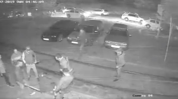 tanar de 19 ani batut crunt de taximetristii din galati pentru ca murdarea o bancheta