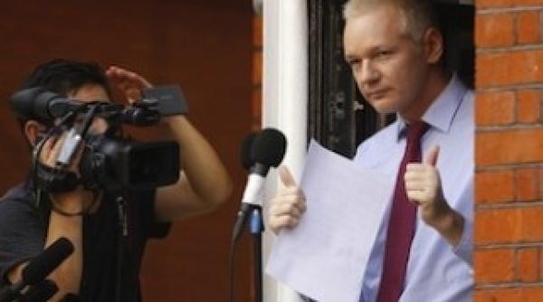 arestare julian assange ecuadorul denunta un plan de destabilizare a presedintelui