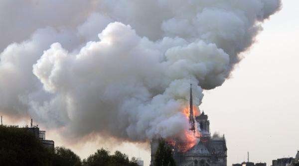 incendiu notre dame paris arde catedrala