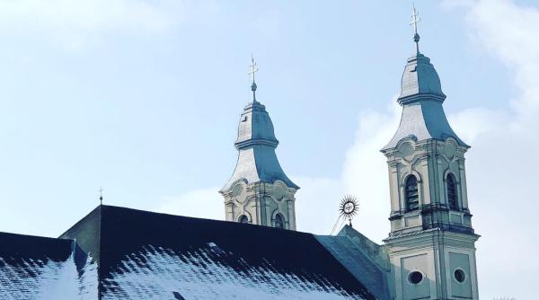 sute de credinciosi au sarbatorit duminica floriilor la catedrala franciscana din sumuleu ciuc