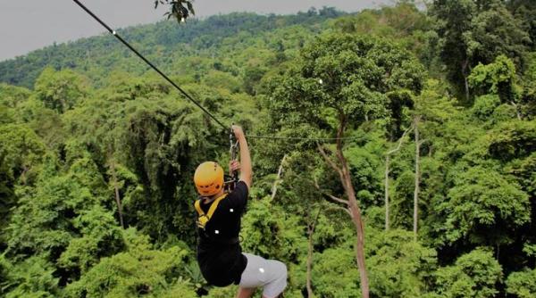 un turist a cazut de pe tiroliana de la 12 metri a murit pe loc