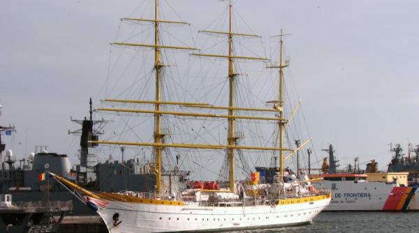 antrenamente pe mare nava care va pleca intr un mars istoric