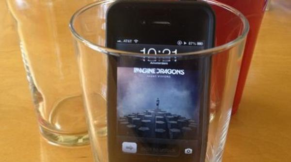 ce se intampla daca tii telefonul intr un pahar gol