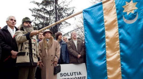 obligat de instanta presedintele cj covasna a inlaturat mai multe steaguri din sala de sedinta