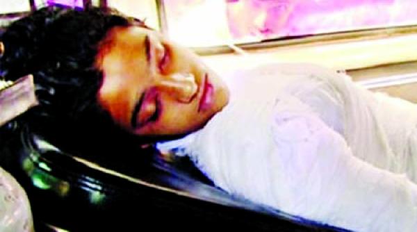 o tanara arsa de vie dupa ce l a acuzat pe director de hartuire