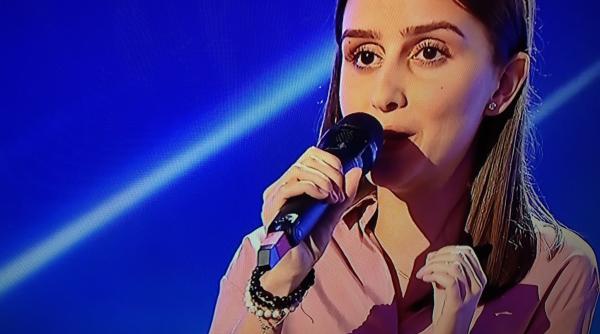 romanii au talent 19 aprilie denisa concurenta care a reusit sa ridice publicul in picioare
