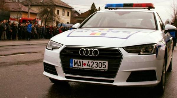 un sofer baut a doborat cu masina un gard de beton chiar in dreptul sediului politiei