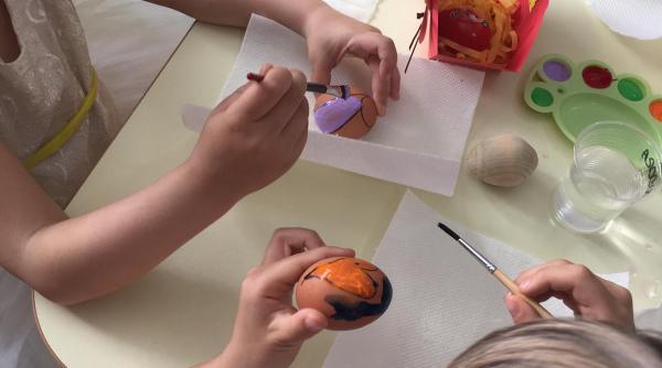 copiii din sectorul 6 invata tehnica de incondeiere a oualor