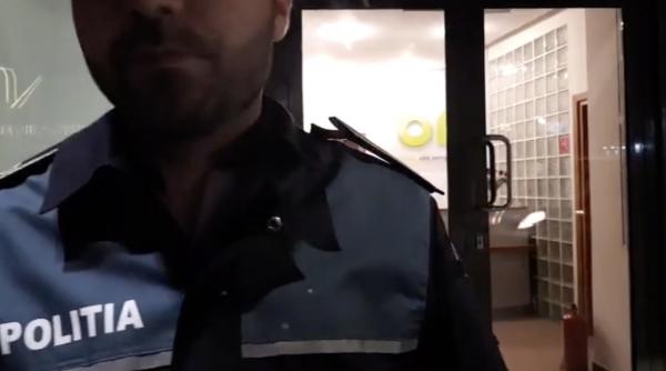 protestatarul ceausescu ridicat de politisti din fata b1 tv unii o sa ziceti ca a facut scandal gresit video