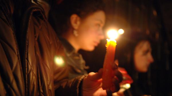 lumina sfanta de paste un preot spune ce sa faci cu lumanarea de la inviere