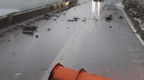 trafic oprit pe dn10 zona siriu caderi de pietre