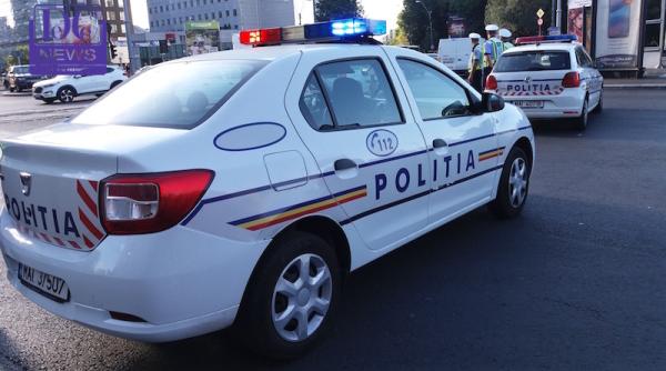 femeie lovita de o masina de politie proiectata pe trotuar de o alta masina