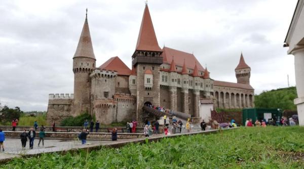 vizita guvernamentala in hunedoara dancila la castelul corvinilor