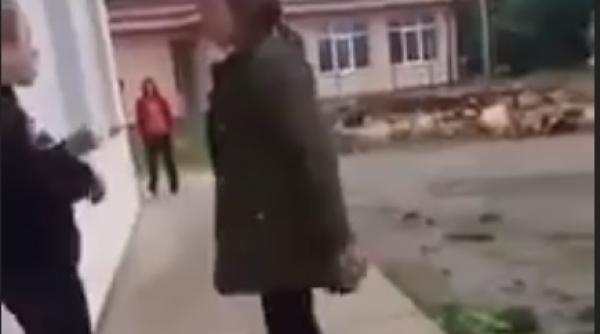 eleva din botosani batuta crunt in curtea scolii