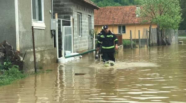 localitati curti si drumuri inundate autoritatile intervin