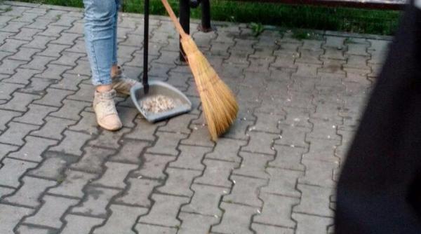 amenzi de 15 000 de lei aplicate celor care decoreaza aleile parcurilor cu coji de seminte