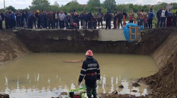 doi copii din dambovita s au inecat intr o groapa plina cu apa