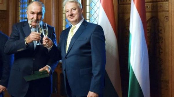 ion tiriac decorat cu crucea ordinului de merit al ungariei in rang de ofiter