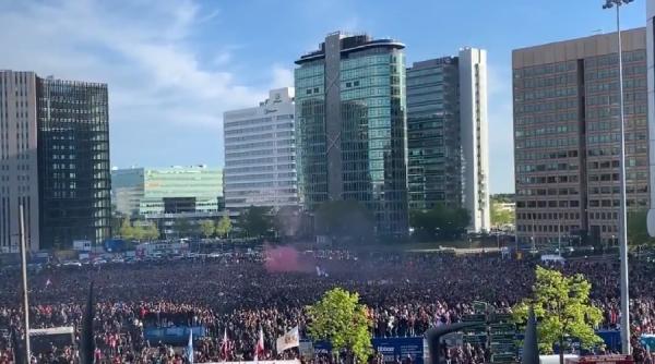 video amsterdam o mare de oameni sustin ajax in meciul cu tottenham