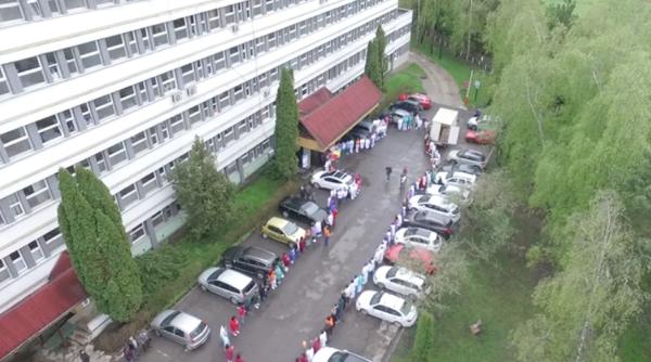video angajatii unui spital din tara au iesit in fata unitatii medicale semnalul transmis
