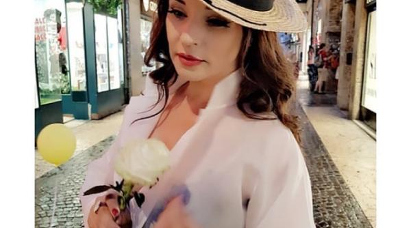 andreea marin imi umple inima si privirea ma imbat cum se relaxeaza vedeta la birou