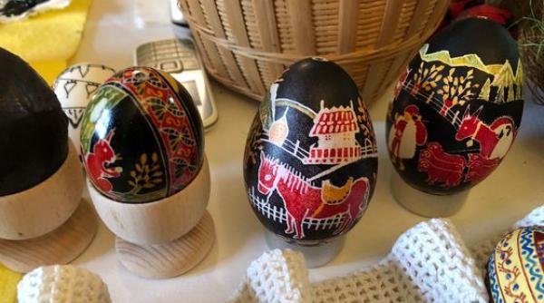 liderii europei au primit la sibiu cadouri traditionale romanesti   linguri de lemn sculptate si oua incondeiate