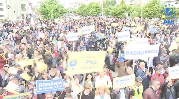 protest anti psd al tinerilor liberali la iasi ei cer soferilor sa claxoneze daca s au saturat de social democrati