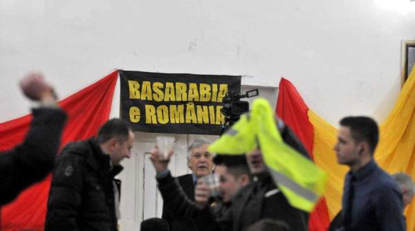 zeci de protestatari cer  in ziua summitului ue de la sibiu  unirea romaniei cu republica moldova