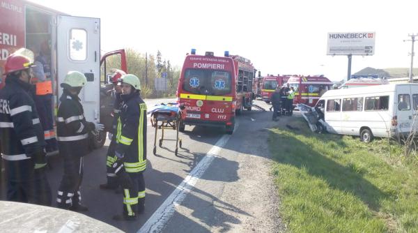 accident microbuz lovit de tir doua persoane au ramas incarcerate