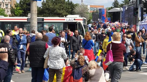 incidente la mitingul psd de la galati protestatarii au blocat un autocar video