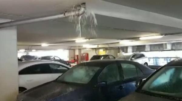 plafonul parcarii subterane din aeroportul otopeni a cedat apa si pietris peste masini