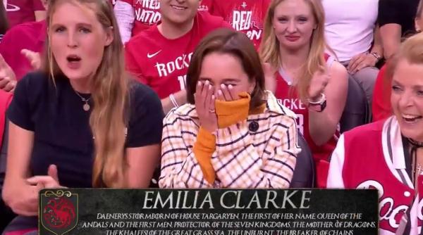 urzeala tronurilor mama dragonilor surprinsa la un meci de baschet