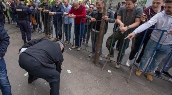 imaginea din iasi fata unei societati tinere pline de ura intrebare pentru tinerii urati si liberi