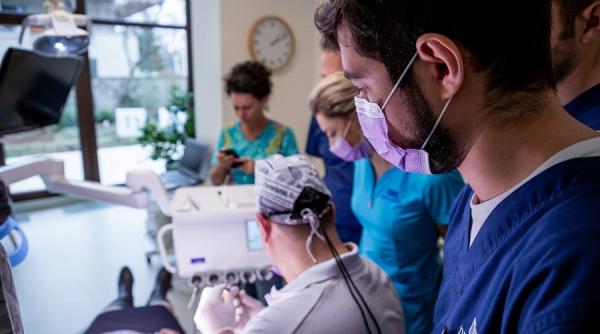 5 semne vizibile ca ai nevoie de un aparat dentar