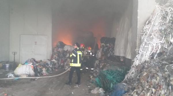 incendiu violent la un depozit de deseuri reciclabile interventie in forta a pompierilor