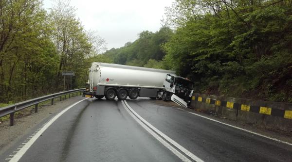 trafic blocat pe dn1 cisterna intrata intr un parapet de beton