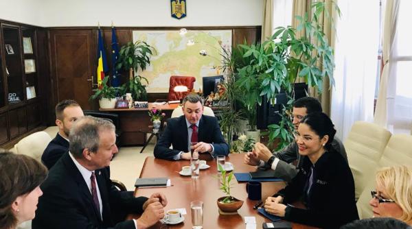 birchall intrevedere cu un oficial american ce au discutat